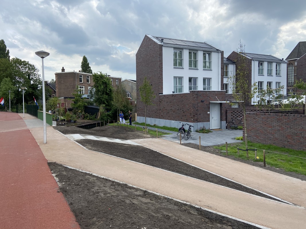 De onlangs opgeleverde woningen op het voormalige Hiëronymuserf. Achteraan de Abstederdijk. Foto: Jim Terlingen 