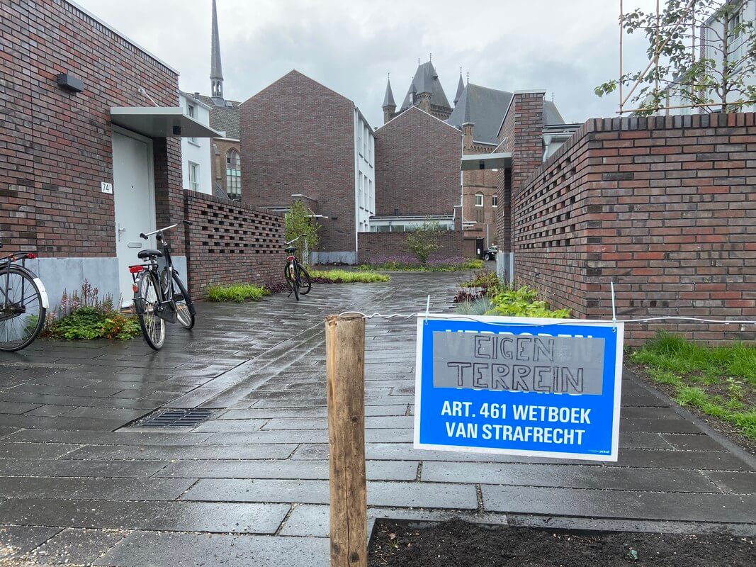 Het bordje voor het pad naar de nieuwe woningen Maliesingel 74B-74L. Foto: Jim Terlingen