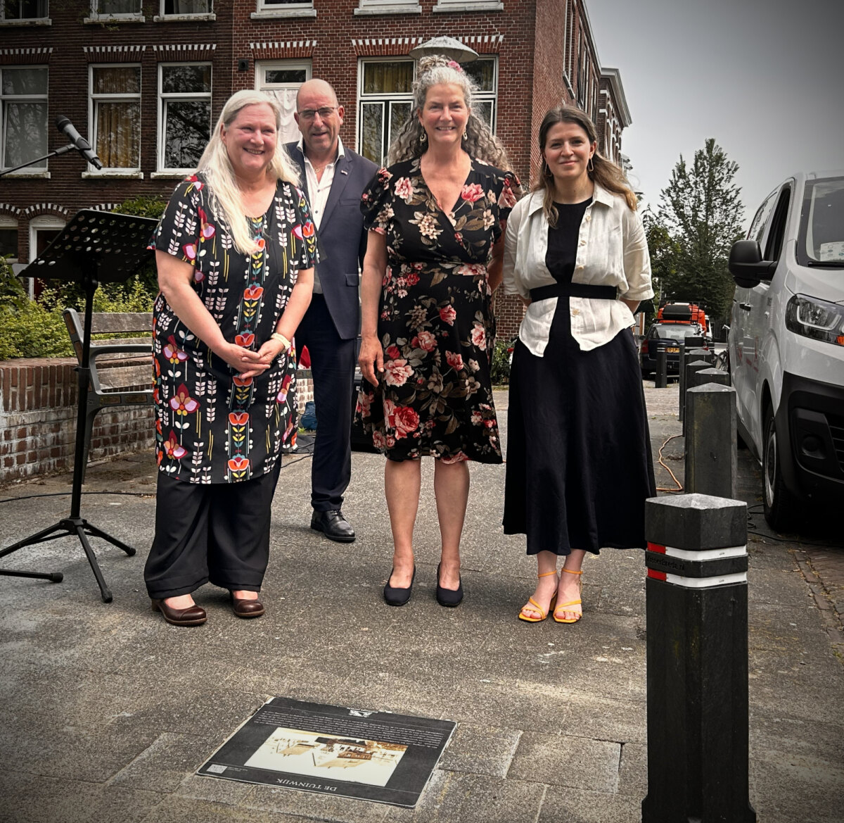 Van links naar rechts: Doete Regts (bewoonster), Fred Nuwenhuis (gemeente Utrecht), Nicole Zonderhuis (bewoonster) en Suzanne Schilderman (wethouder). Foto: Jim Terlingen