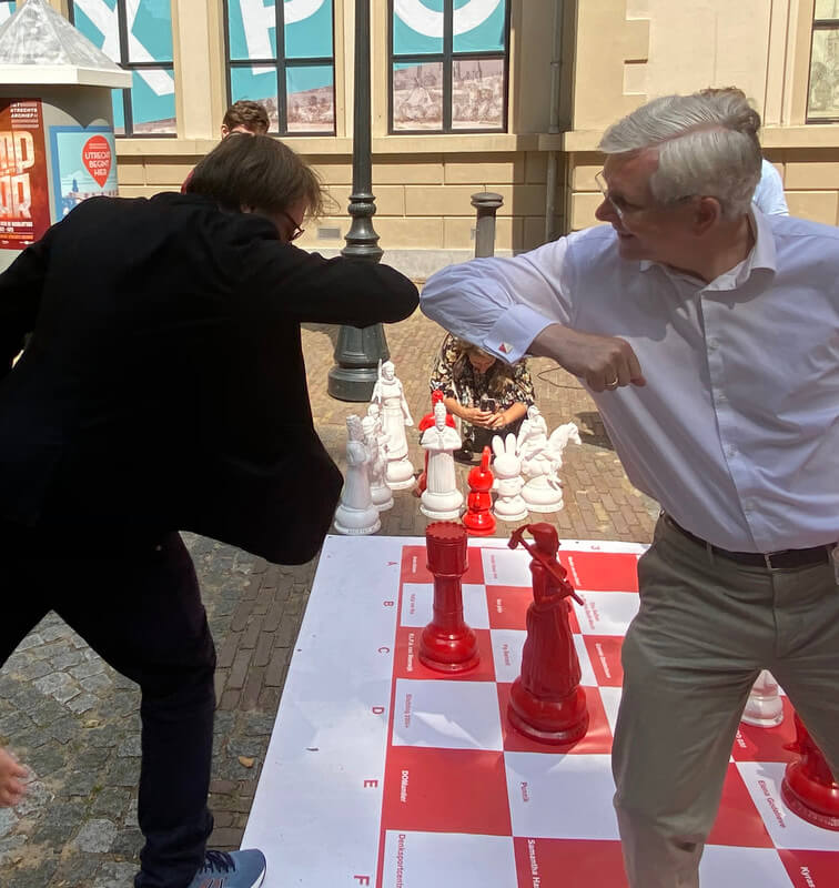 Heytze feliciteert Van Schie met zijn overwinning. Foto: Jim Terlingen