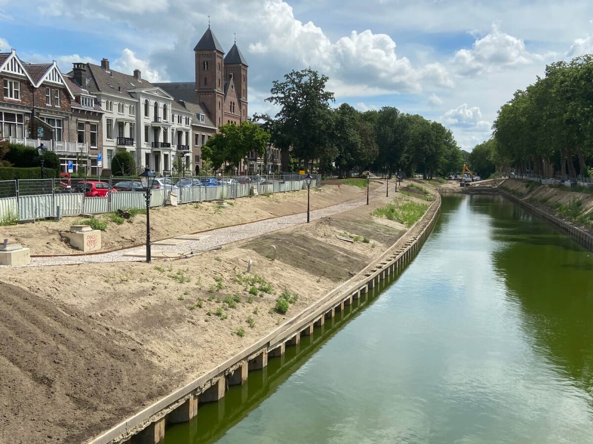 Water in het nieuwe deel van de singel, met links ervan een mooi pad. Foto: Jim Terlingen
