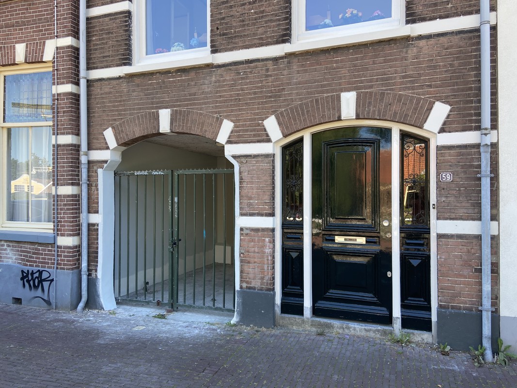 De poort, links naast Leidseweg 59, met de gestucte muren. Foto: Jim Terlingen