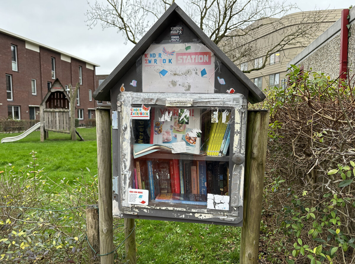 Het kinderzwerfboekstation in de W.J. Bossenbroekstraat. Foto: Dik Binnendijk