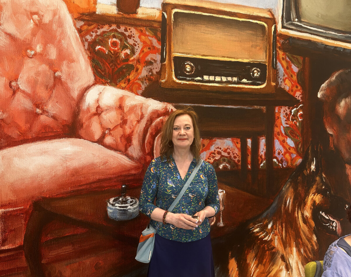 Monique Broekman bij haar schilderij