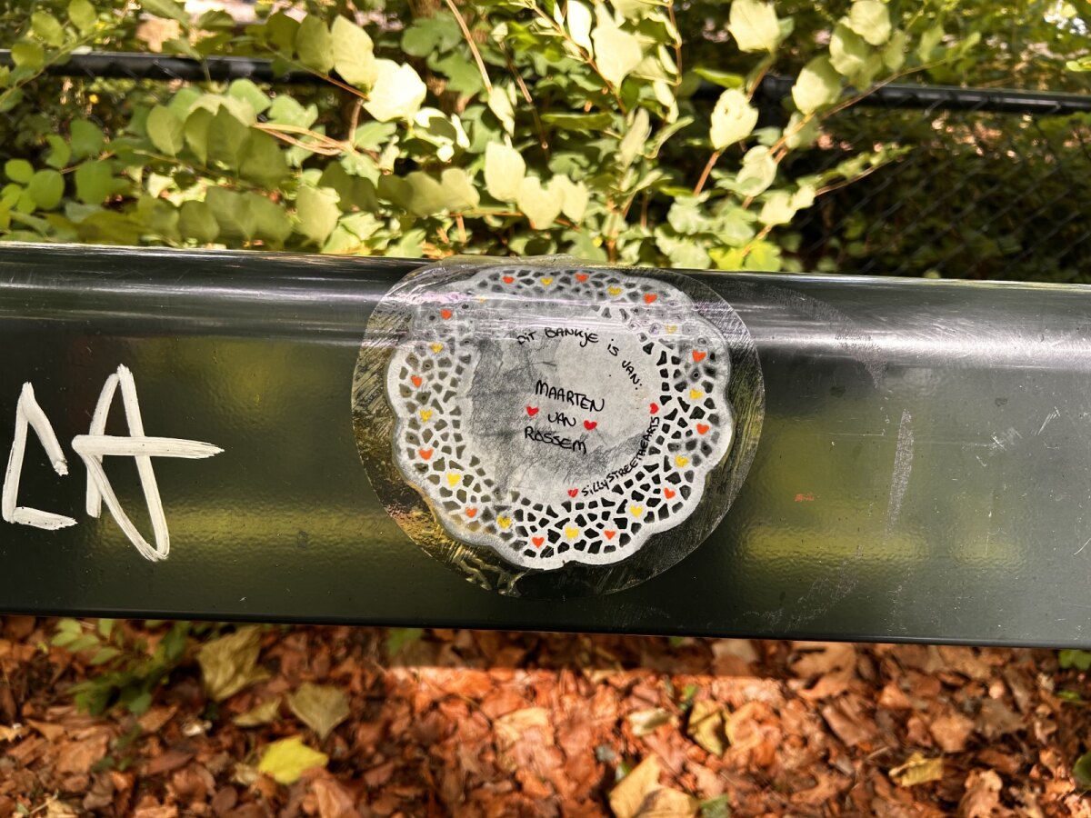 Op de plek van het messing plaatje is nu een sticker zichtbaar. Foto: JT