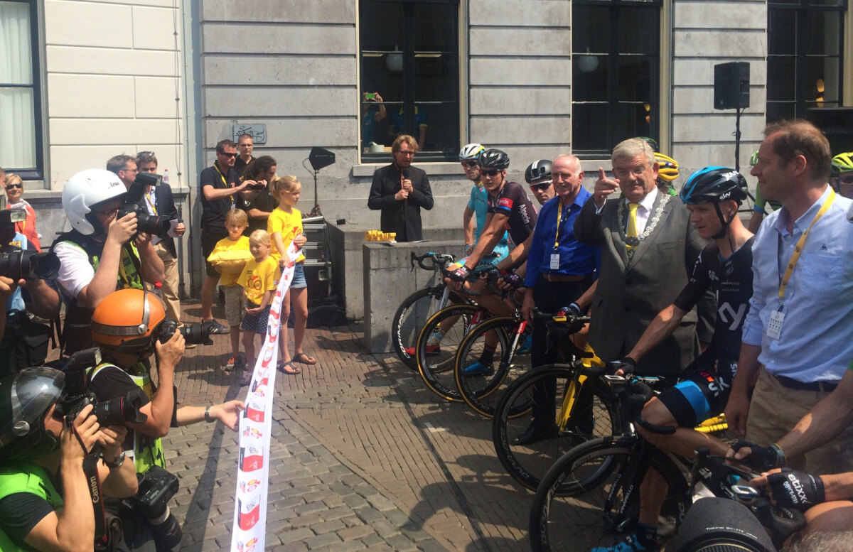 Zondag 5 juli 2015, na een startrondje door de binnenstad werd stilgestaan op de Stadhuisbrug. Foto: JT