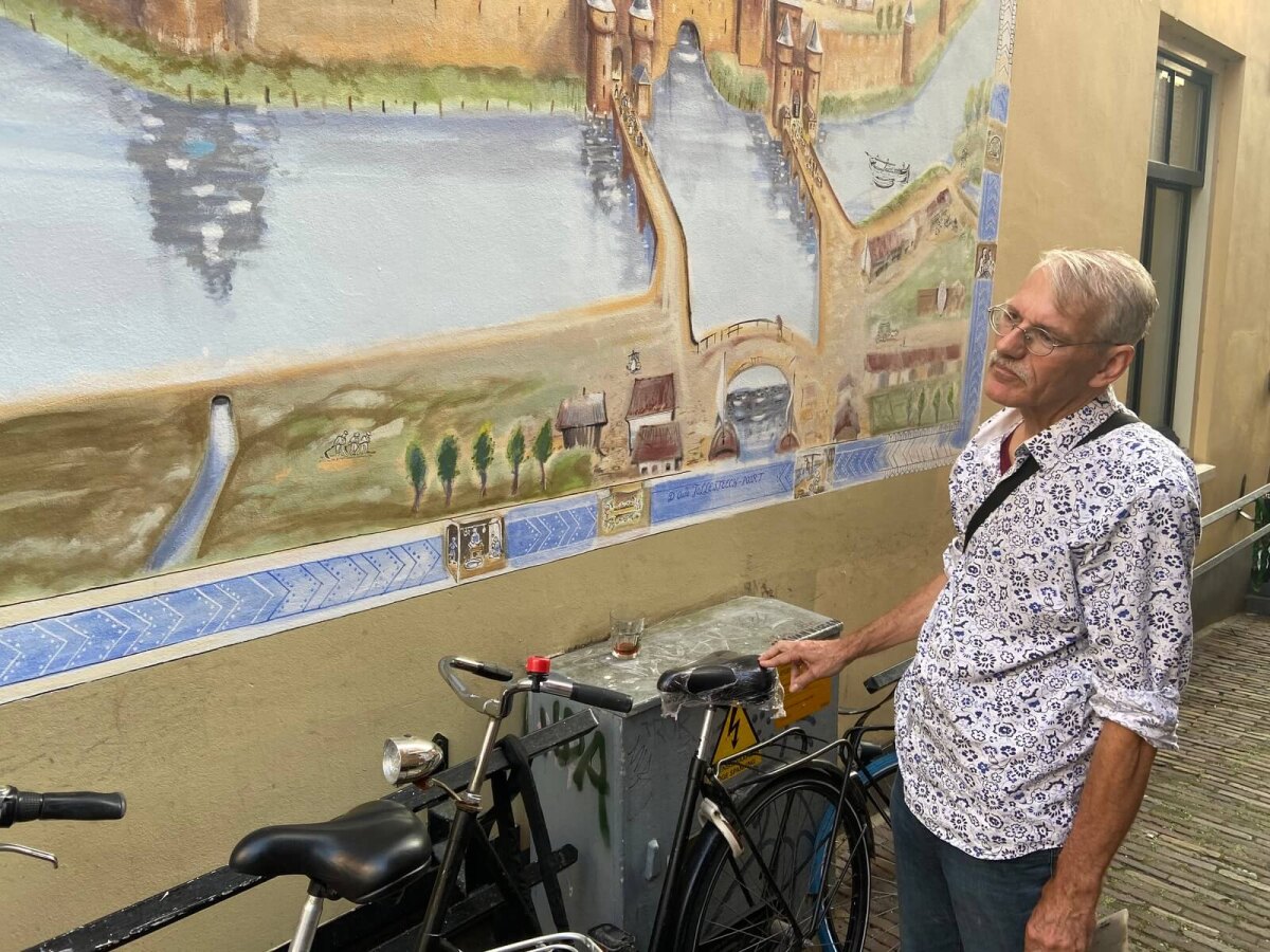 Jos Peeters met voor zich een van de fietsen waar hij als schilder mee had te 'dealen'. Foto: Jim Terlingen