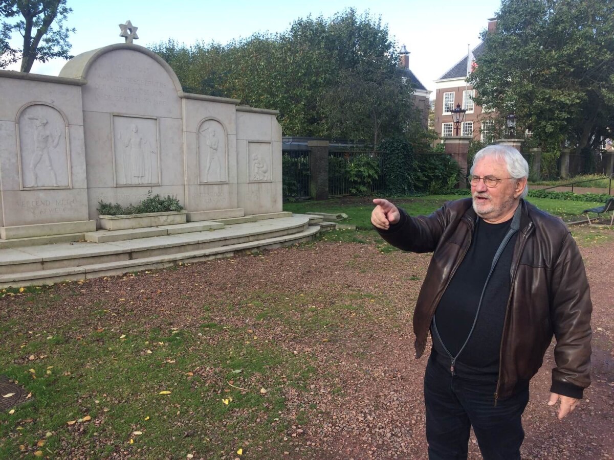 Jacques Grishaver op het Weesperplantsoen in Amsterdam, waar het Holocaust Namenmonument Nederland komt. Het monument links op de foto, gaat daar verdwijnen. Foto: Jim Terlingen