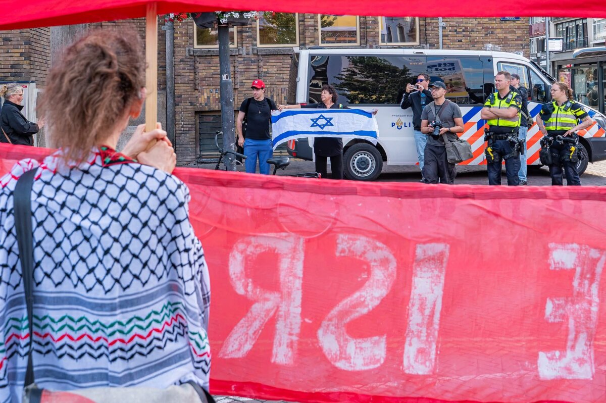 Yvonne Hessel met de vlag