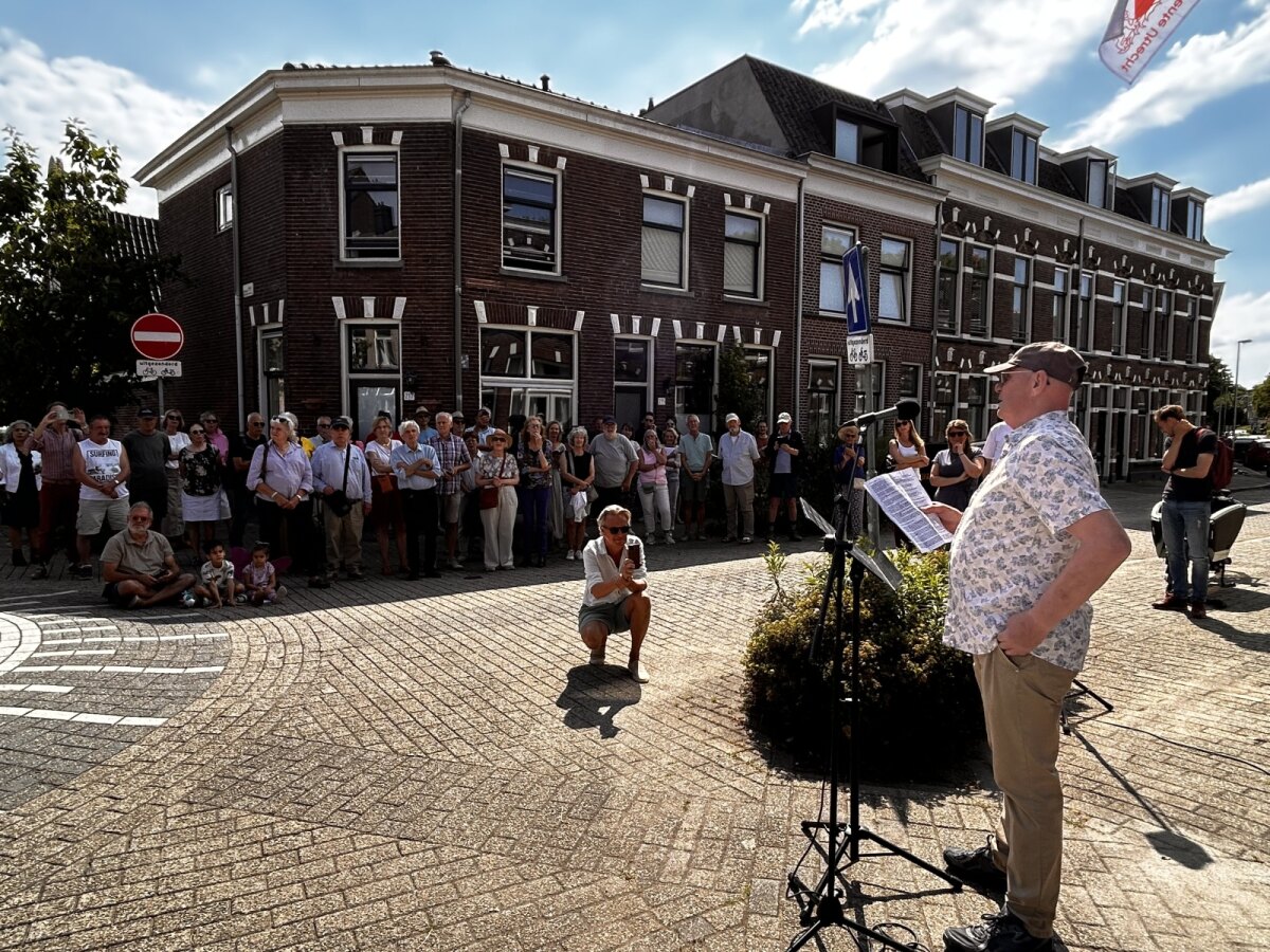 Ruud Bredewoud tijdens zijn toespraak. De meeste luisteraars staan in de schaduw. Foto: JT
