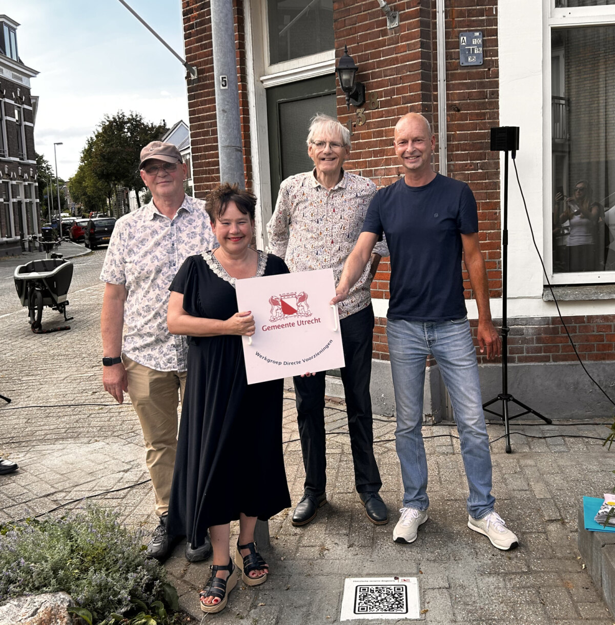 Van links naar rechts: Ruud Bredewoud, burgemeester Sharon Dijksma, restaurateur Jos Peeters en bewoner Stefan. Foto: JT