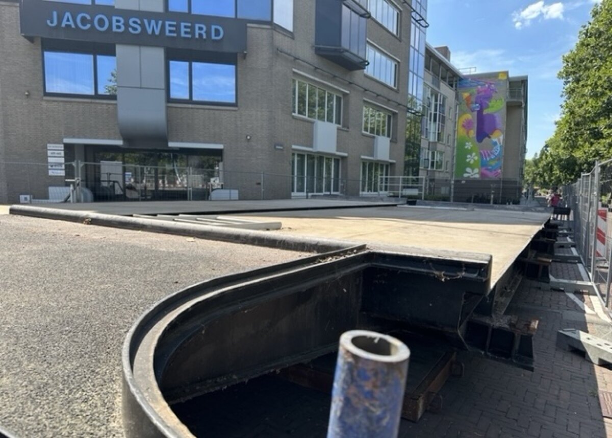 Rijwegdelen van de Monicabrug zijn 'uitgehesen'. Foto: DB