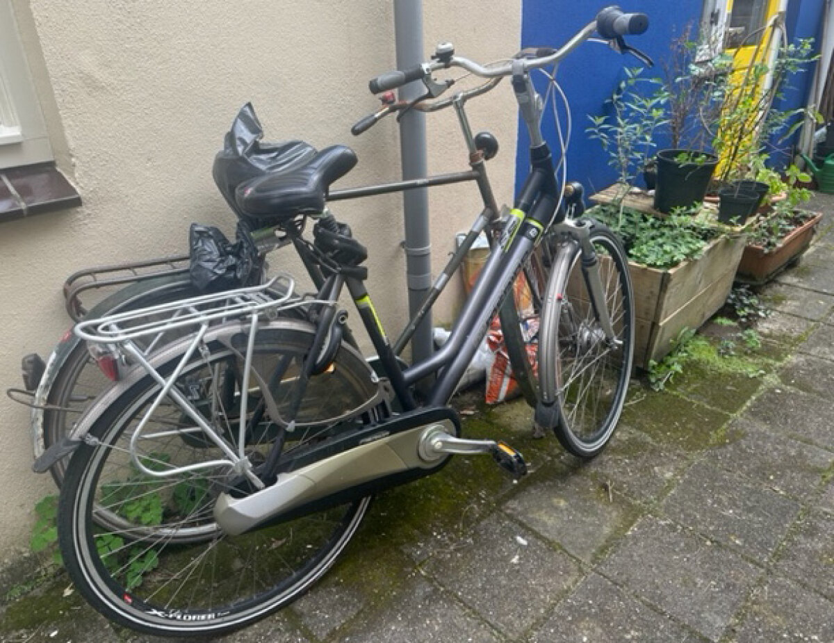 Vader- en dochterfiets staan nog bij elkaar. Foto: DB