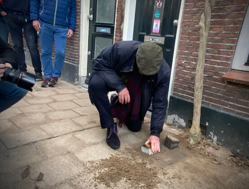 Willem legt de steen met de naam van zijn grootvader voor Gildstraat 79. Foto: JT