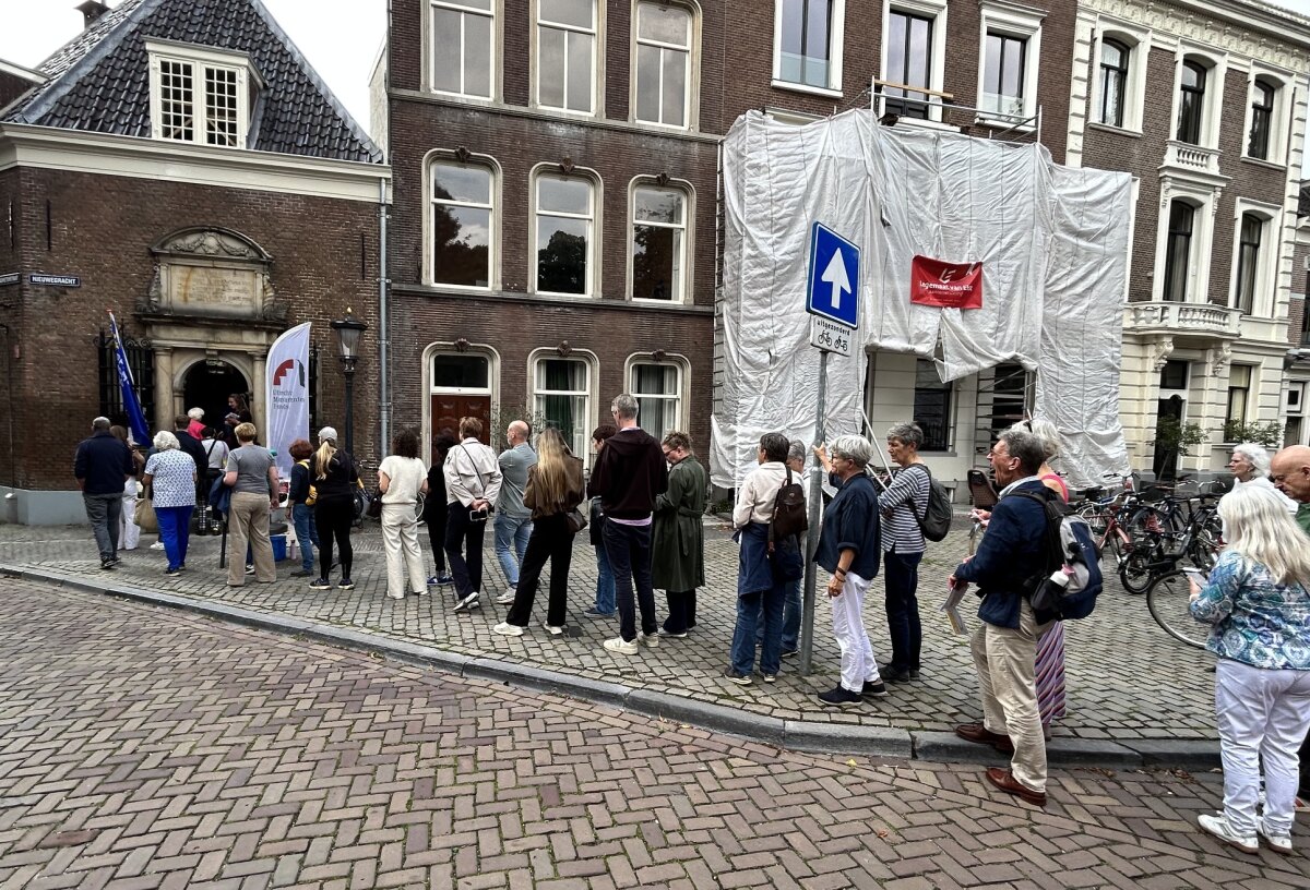 Ook bij de Regentessekamer op de Nieuwegracht was het druk. Foto: JT