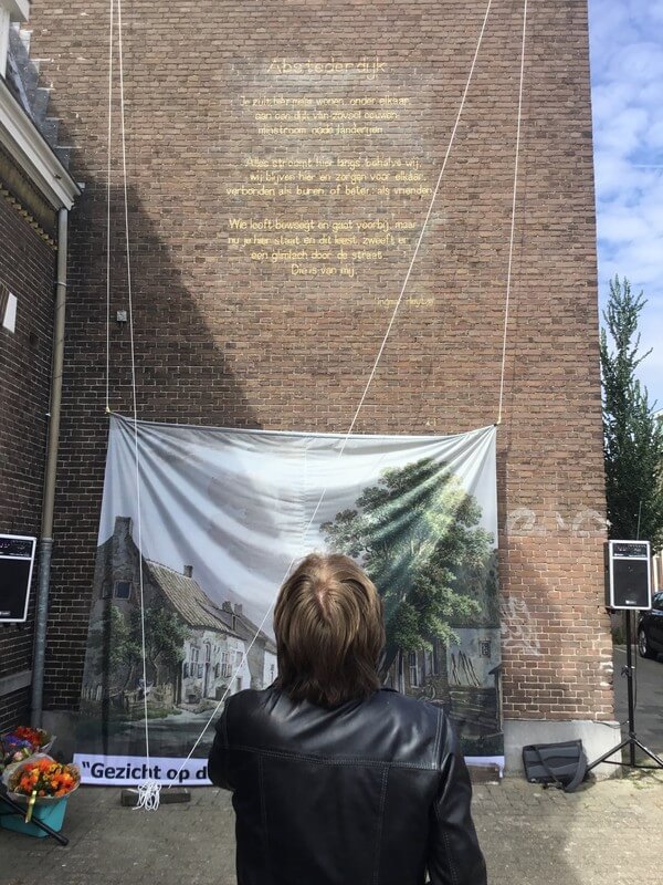 Ingmar Heytze leest zijn muurgedicht. Foto: J. Terlingen