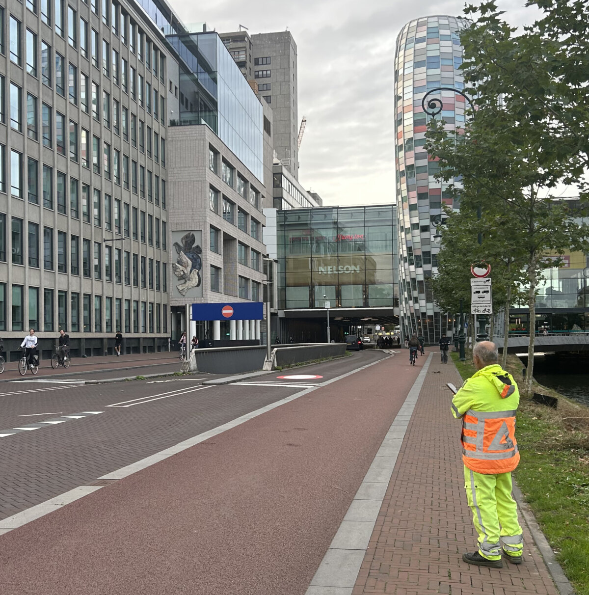 Deze donderdagavond stond een gemeentemedewerker de boel in de gaten te houden.