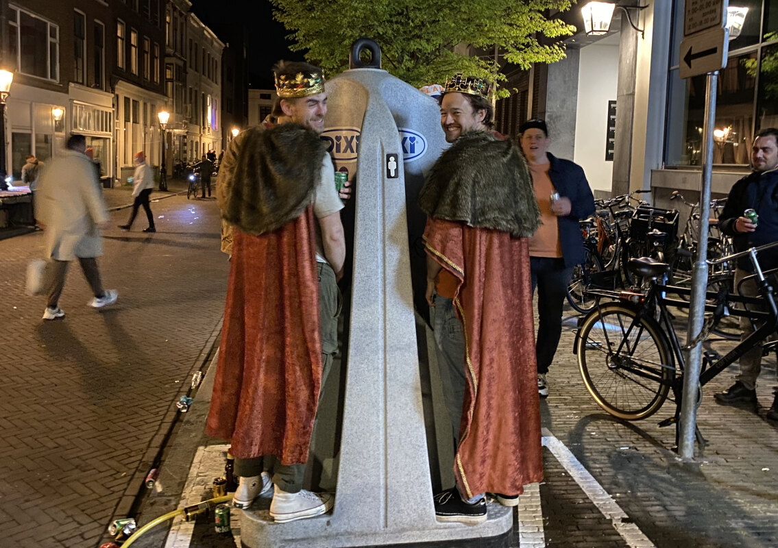 Noorderstraat. Zelfs koningen moeten plassen (JT)