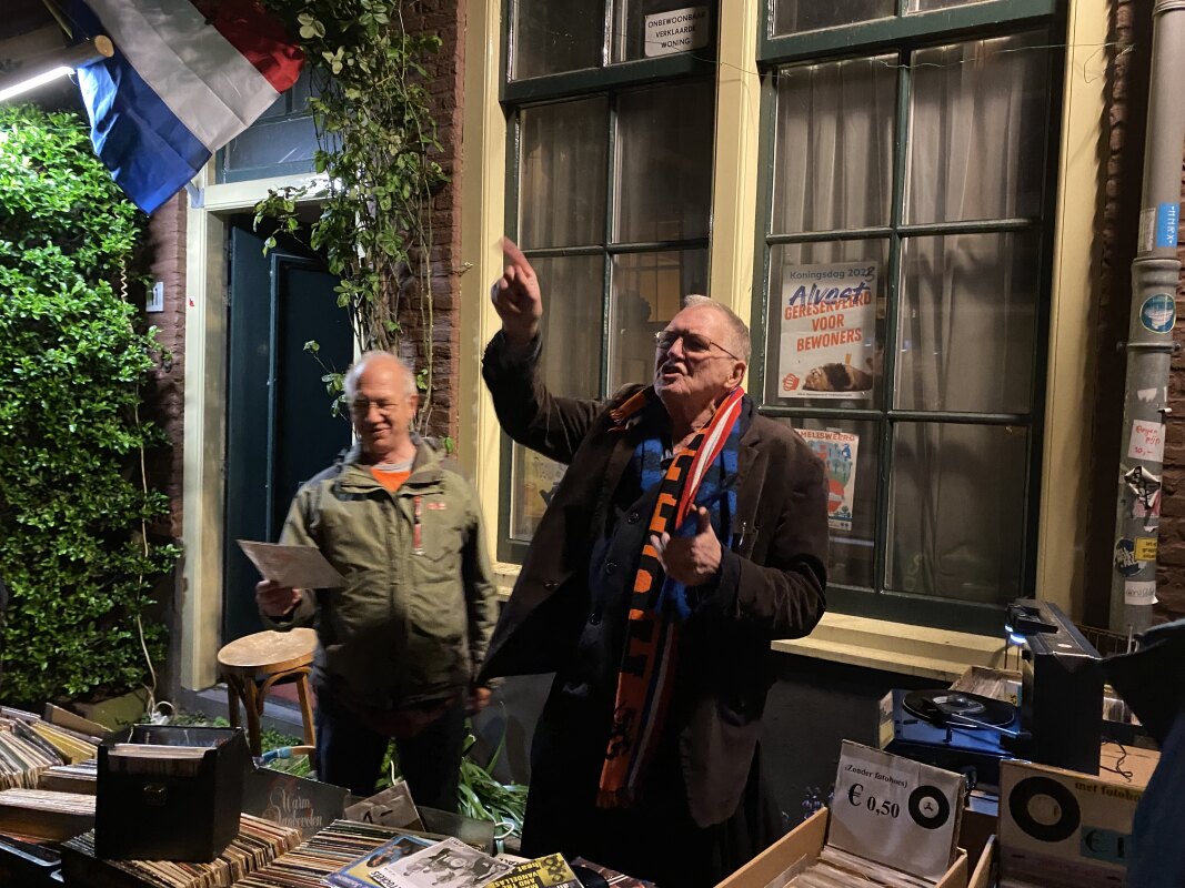 DJ John bespeelt het publiek op de Jacobijnenstraat, waar hij als vanouds weer singletjes draaide (JT)