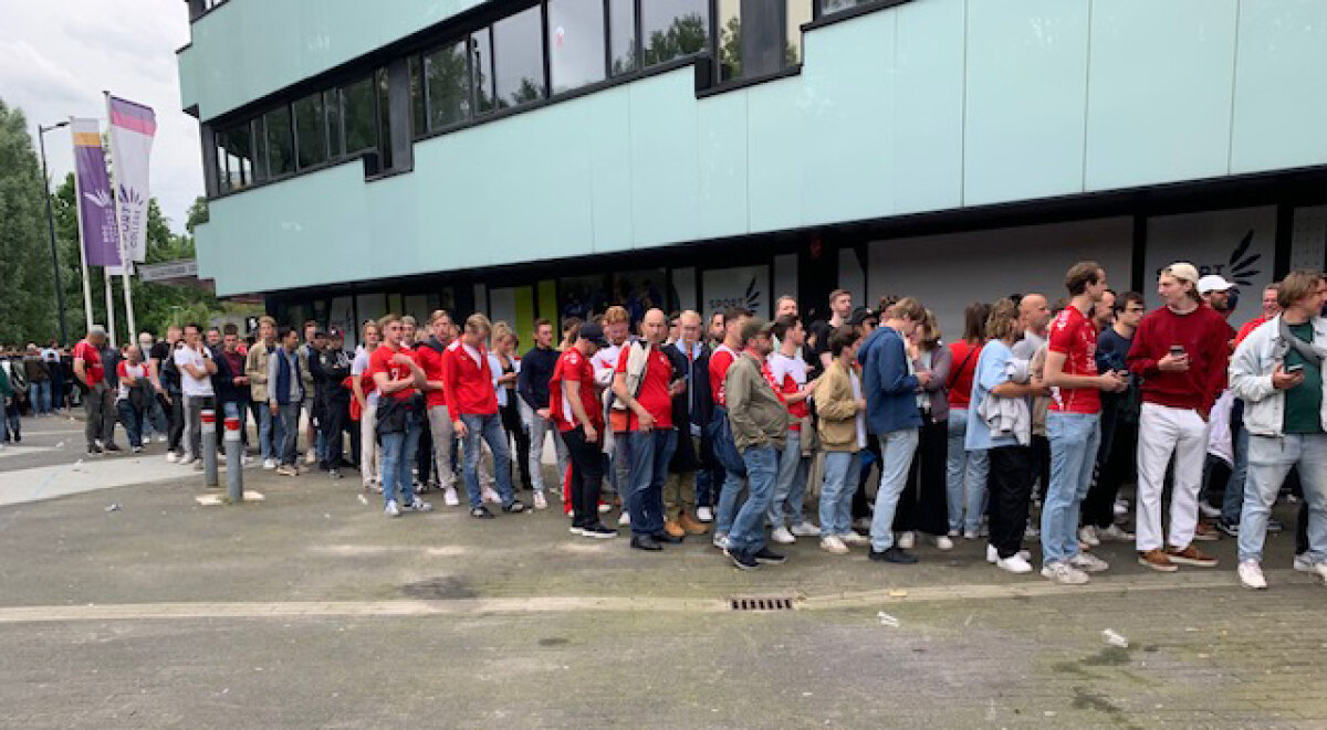 Topdrukte bij Galgenwaard - het stadion was volkomen uitverkocht (foto: Cherry Plantinga)