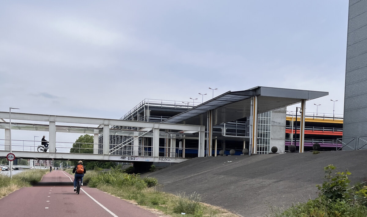 De rechterkant van de parkeergarage had woensdag nog wel kleur. Foto: Daan Colussi