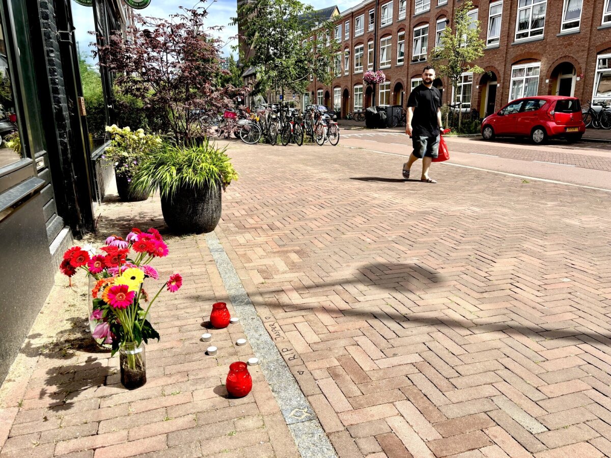 'RIP Jasper' staat geschreven op deze plek op de Kanaalstraat. Foto: Jan van Stipriaan Luïscius