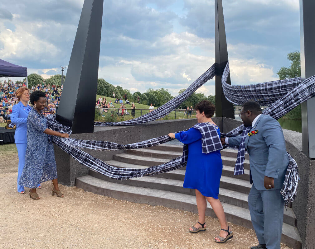 De officiële onthulling van het monument