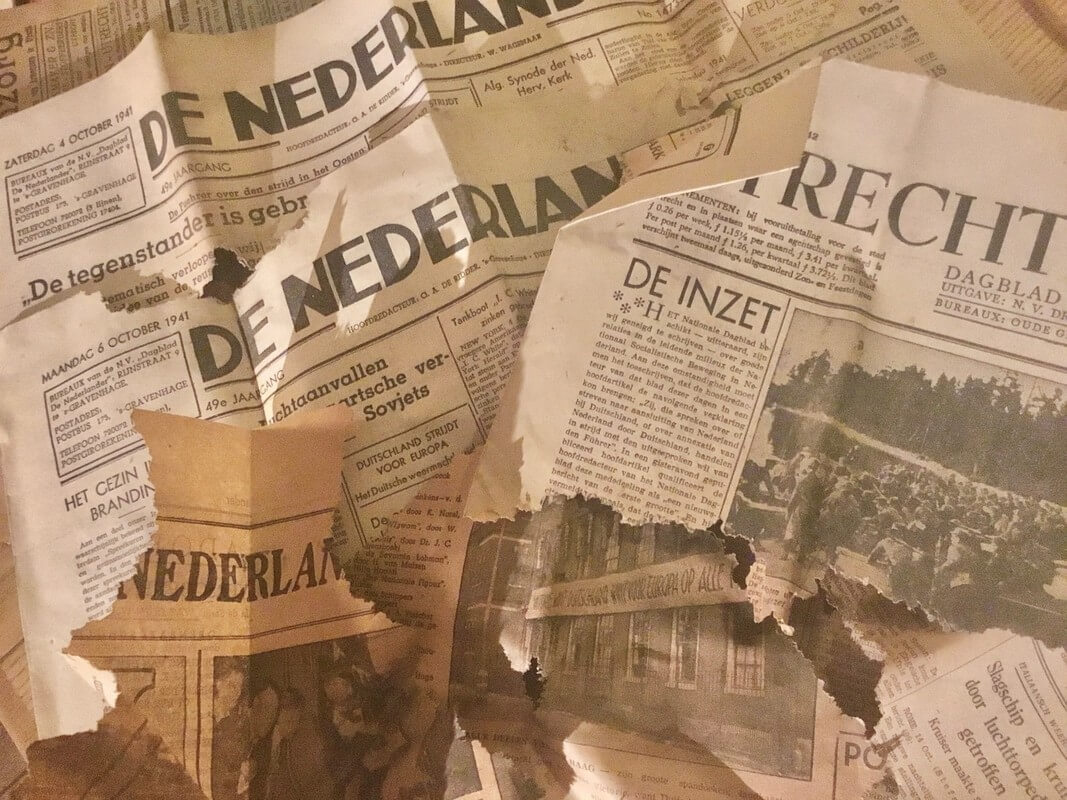 Een deel van de gevonden krantensnippers uit de oorlog (foto: Jim Terlingen)