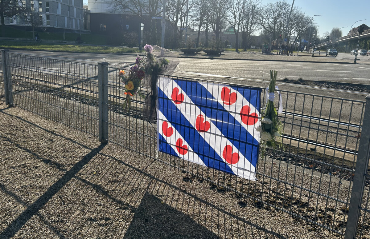 Familie Terpstra hing vandaag weer een Friese vlag op voor de omgekomen Rinke. Foto: Jim Terlingen