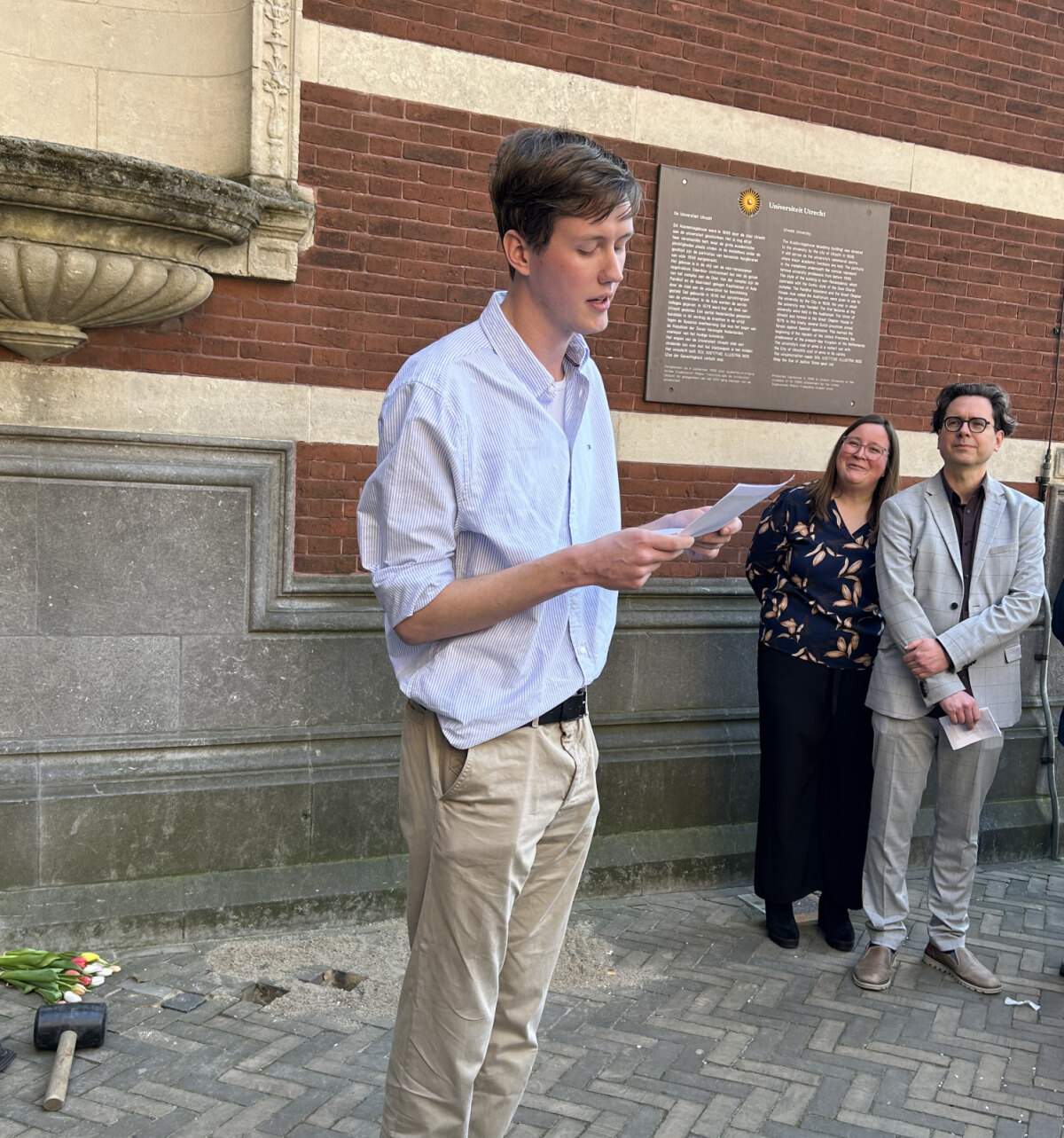 Thomas Siemerink las een gedicht voor van Adriaan Morrien. Rechts: Doris Abitzsch en Stefan Sudhoff (JT)
