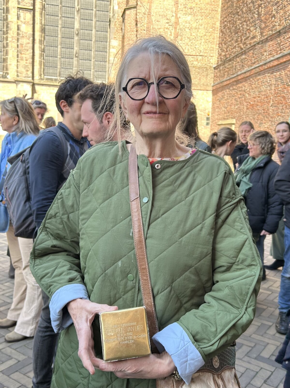 Mijnie Borghstijn van de Stichting Stolpersteine Utrecht met de vijfde steen. Foto: JT