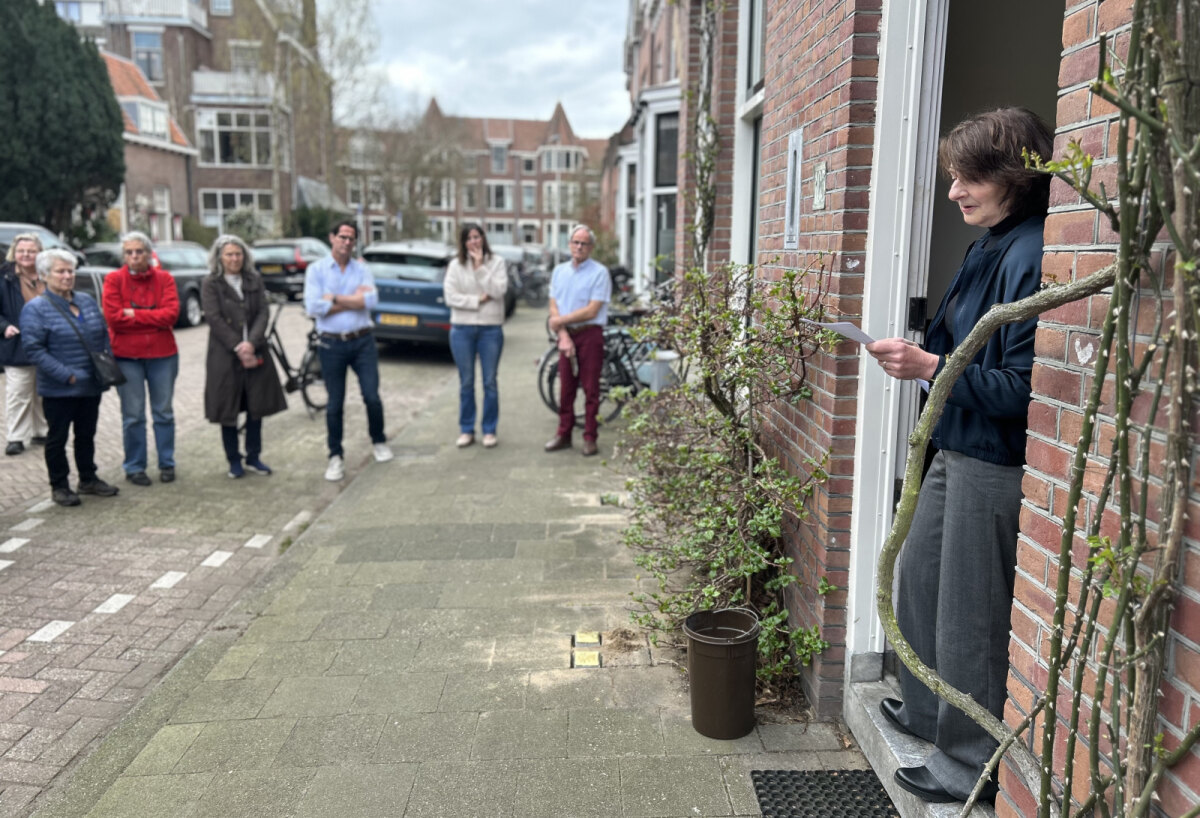 Relinde tijdens haar toespraak, achteraan rechts haar echtgenoot Jos. Foto: JT