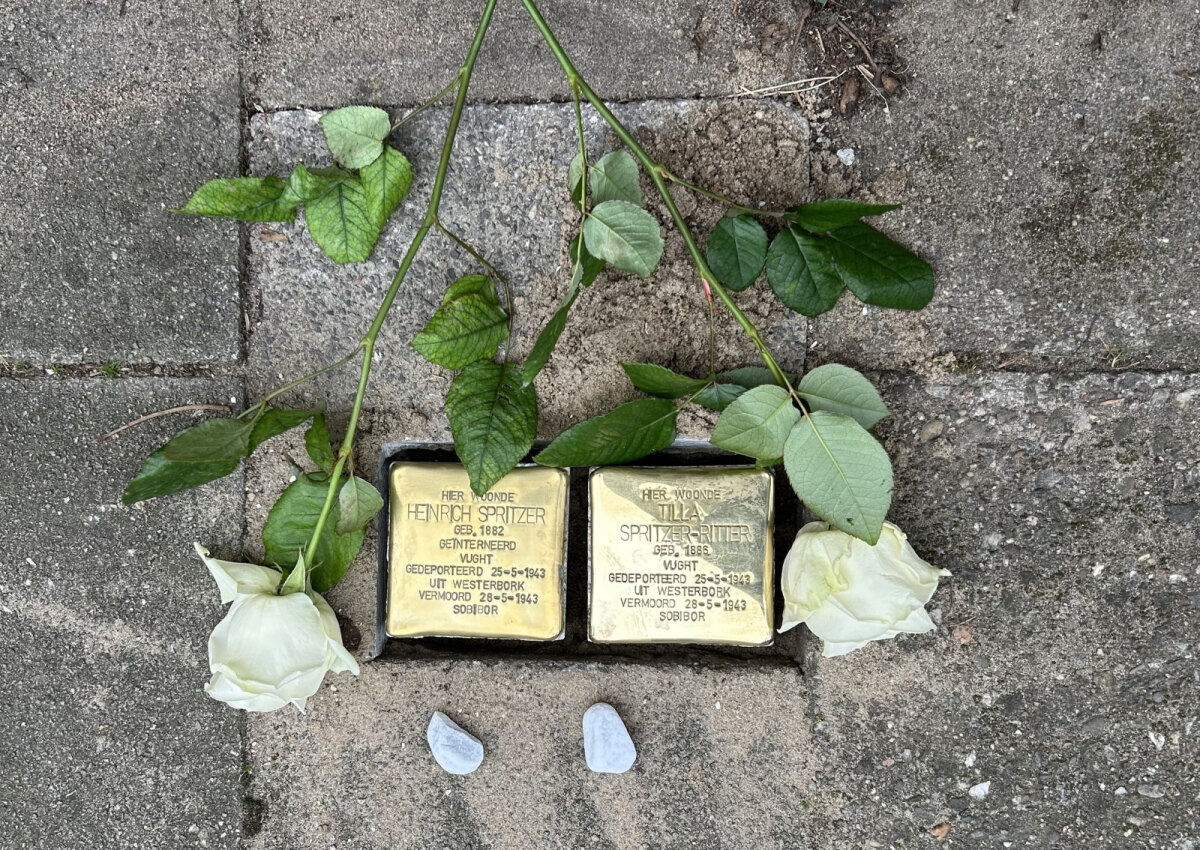 De steentjes voor het joodse echtpaar Heinrich Spritzer en Tilla Ritter. Foto: JT