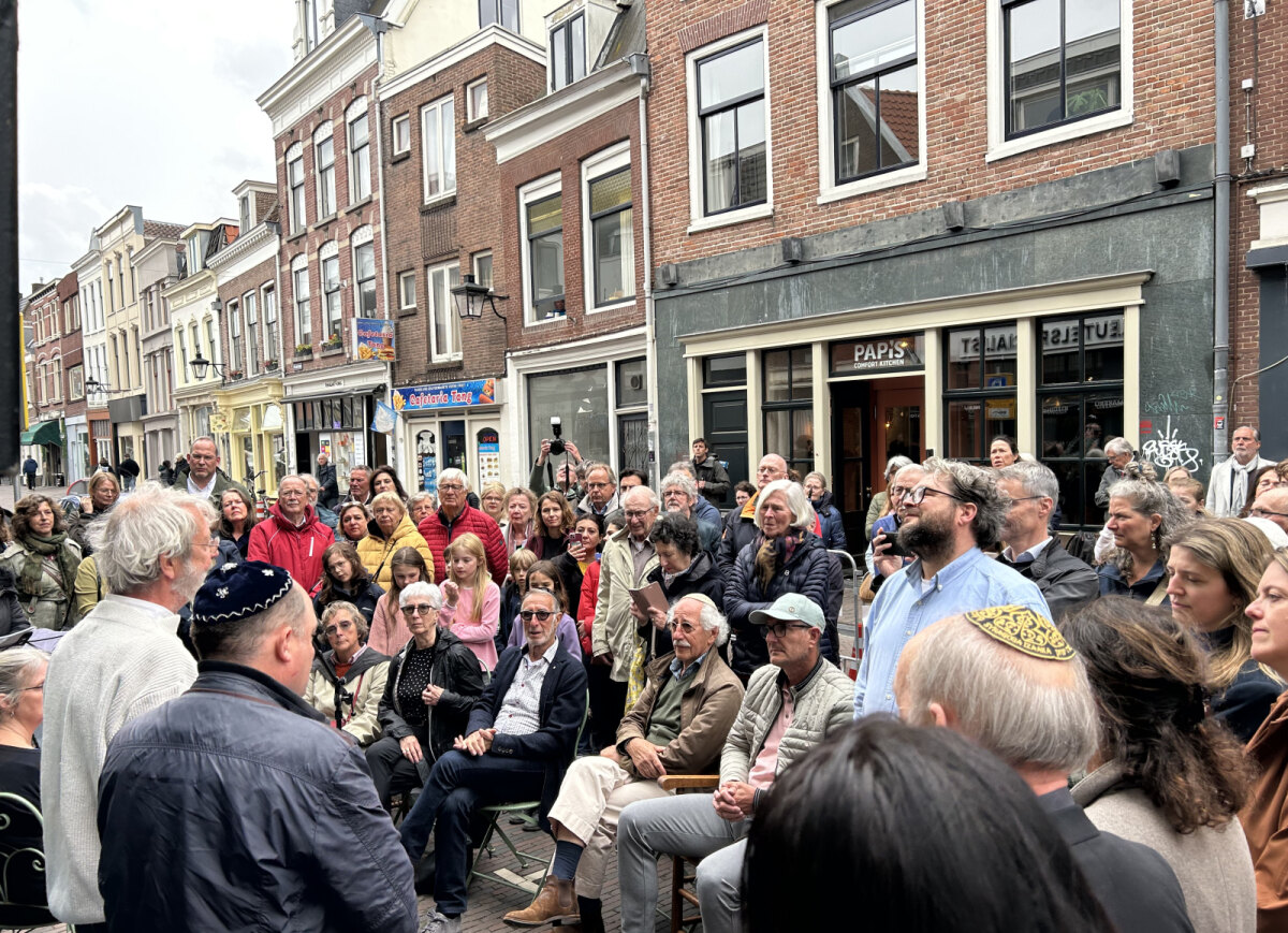 Links: twee buurtbewoners zingen een duet (JT)