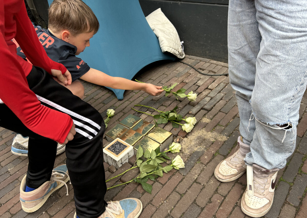 Kinderen van de Agatha Snellenschool leggen bloemen (JT)