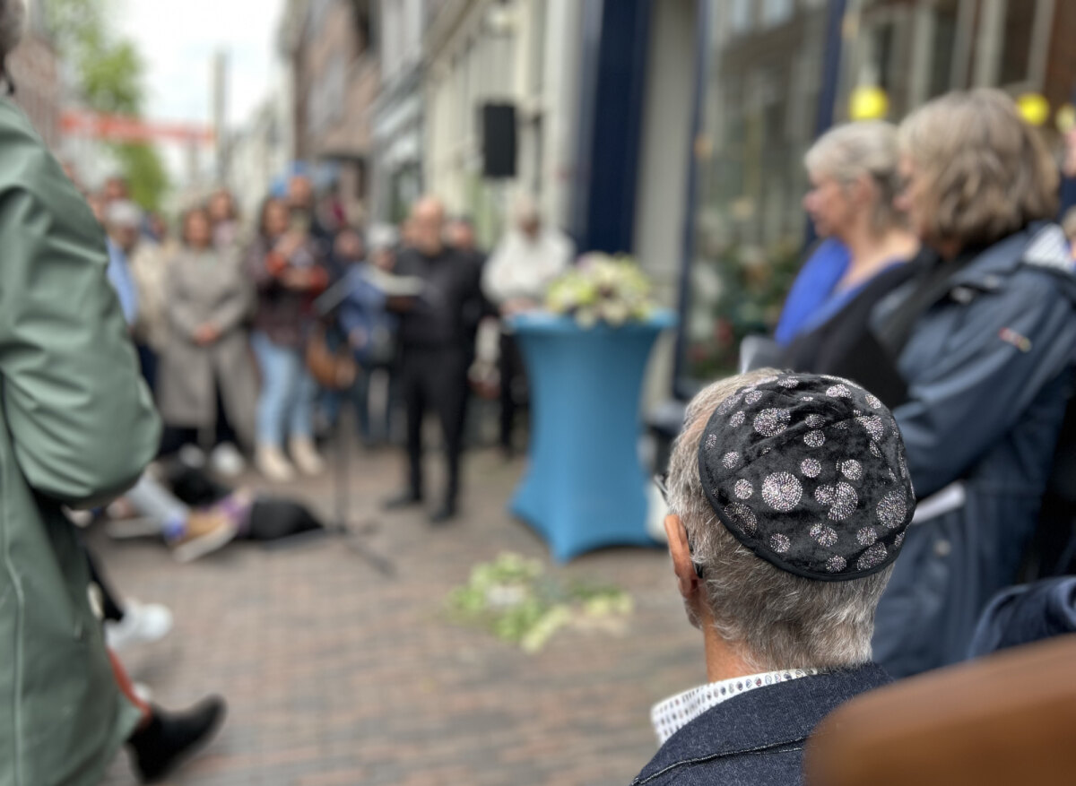 Vooraan: een andere verwante, Jacob Walg, luistert samen met anderen naar het kaddisj (JT)