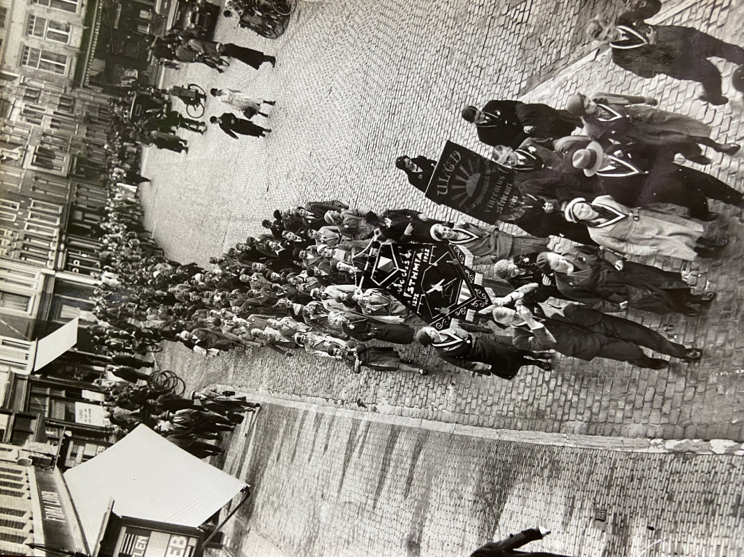 Studentenstoet op de Neude in 1938 (klik erop voor een vergroting). Foto: privécollectie.