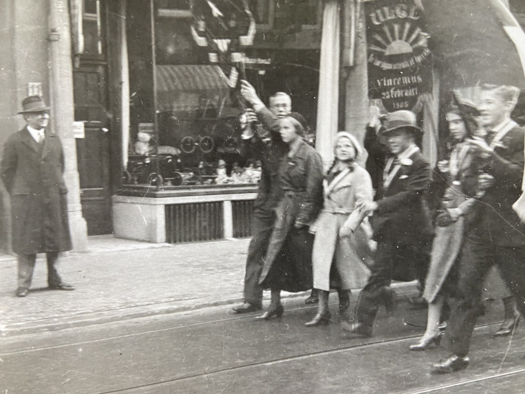De stoet in de Korte Jansstraat, met in het midden Trui van Lier. Foto: privécollectie.