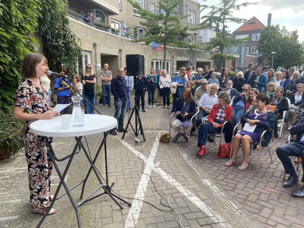 Anne Broeksma leest haar gedicht voor. Foto: JT