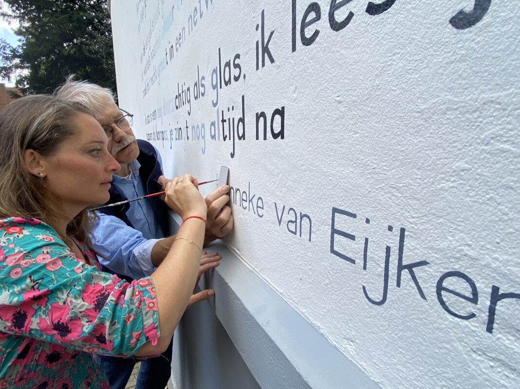 Hanneke van Eijken brengt met hulp van schilder Jos Peeters de letter H aan. Foto: JT