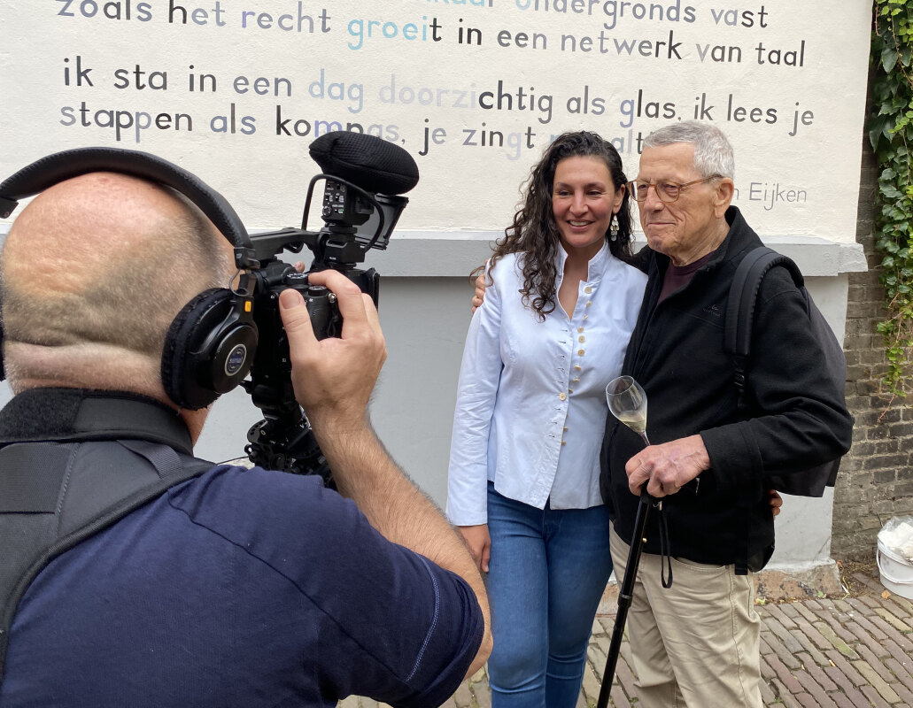 Michèle van Lier en haar verre oom Hans van Lier worden gefilmd. Foto: JT