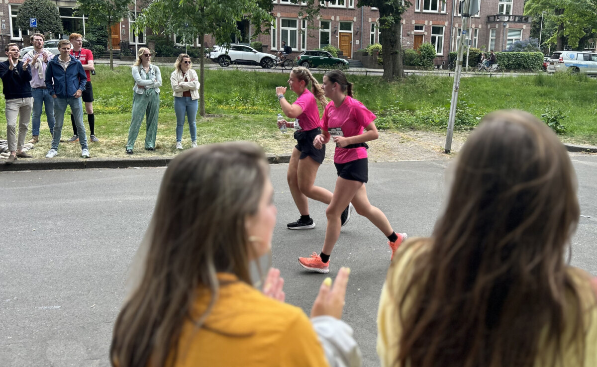 Loopsters aan de halve marathon worden toegejuicht in het Wilhelminapark. Alle foto's: Jim Terlingen
