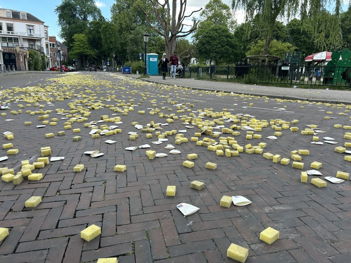 Rond 18 uur liggen bij het Lepelenburg nog steeds honderden sponsjes. In de loop van de avond zijn ze weggehaald.