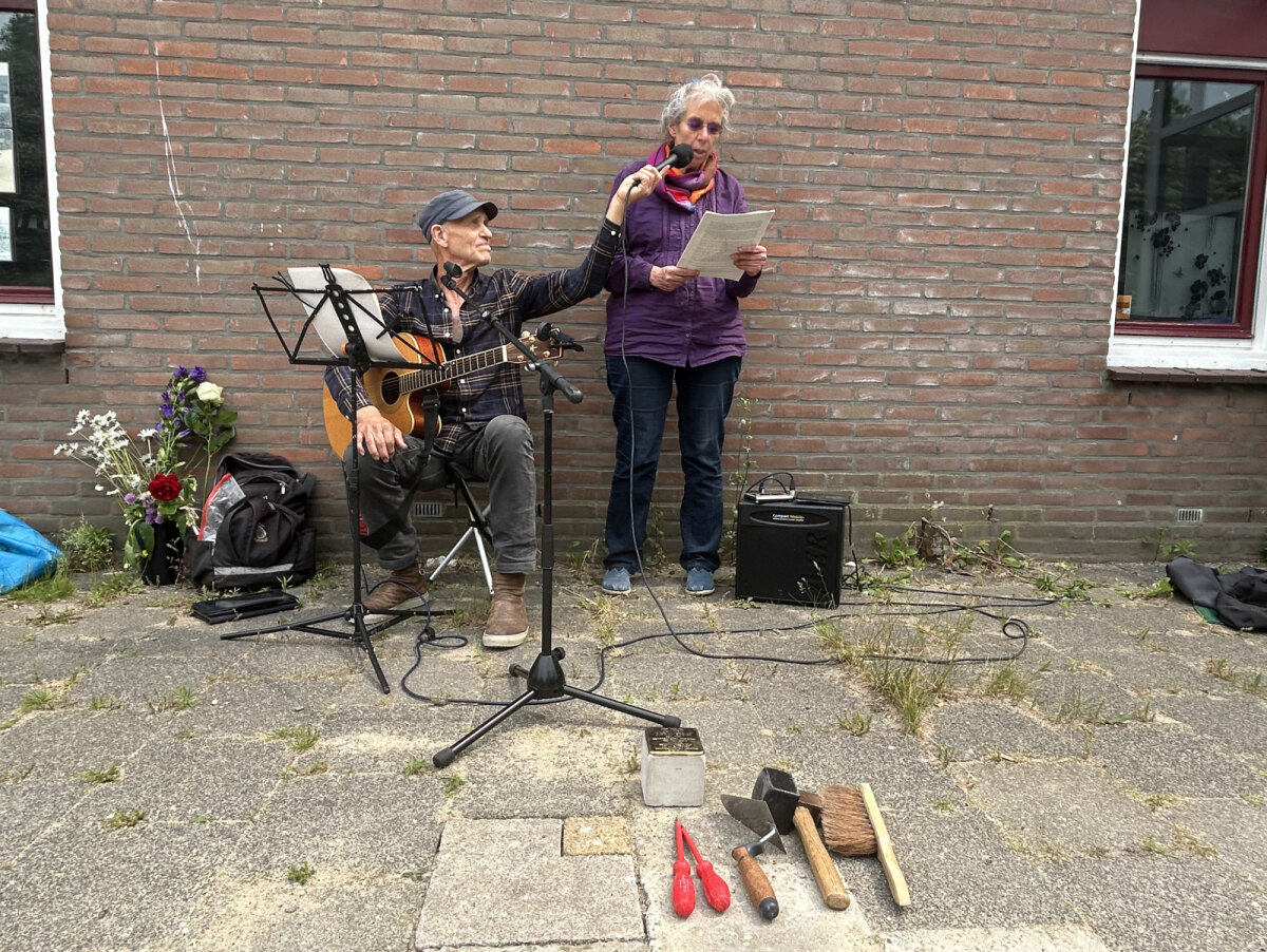 Inge Bronk tijdens haar toespraak. Links van haar zanger Frans Bergmans. Foto: JT