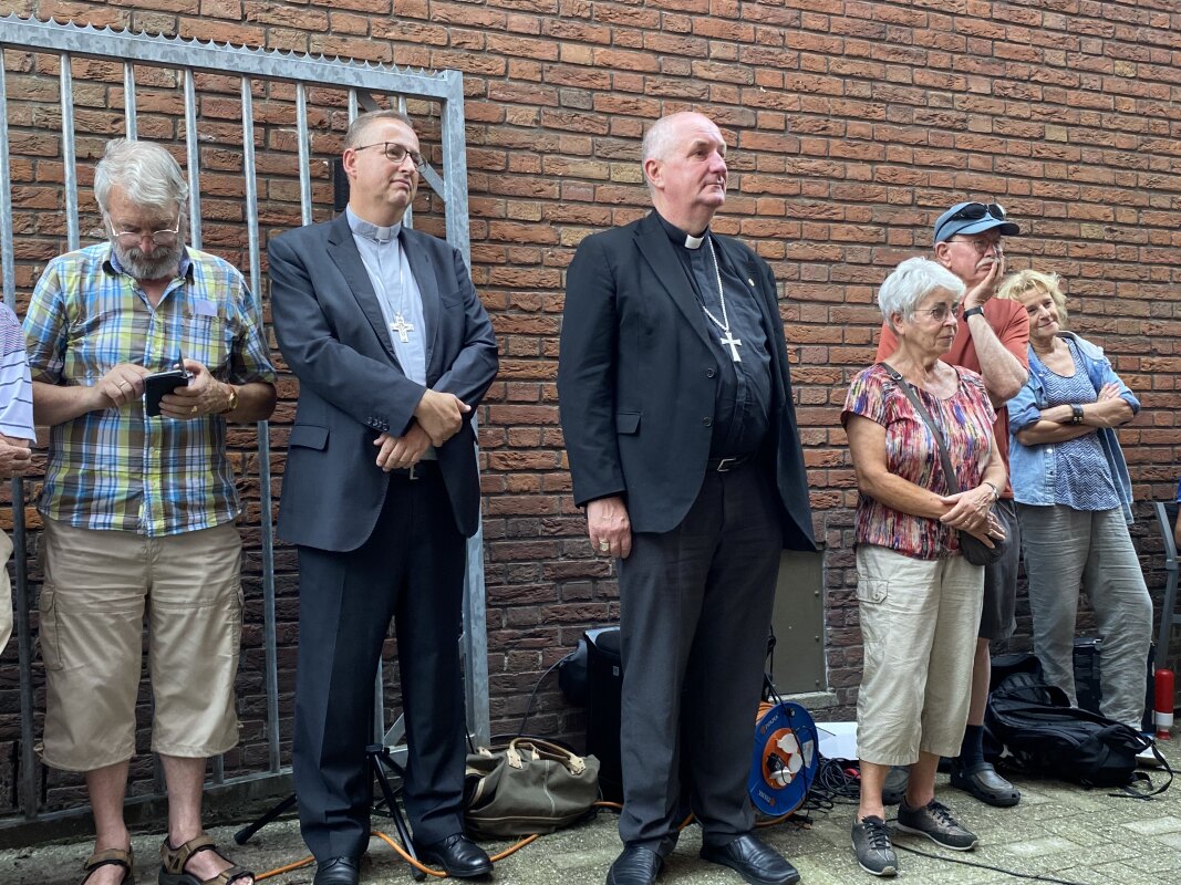 Herman Woorts en Ted Hoogenboom, de twee hulpbisschoppen van aartsbisschop Eijk, waren ook bij de onthulling. Foto: JT