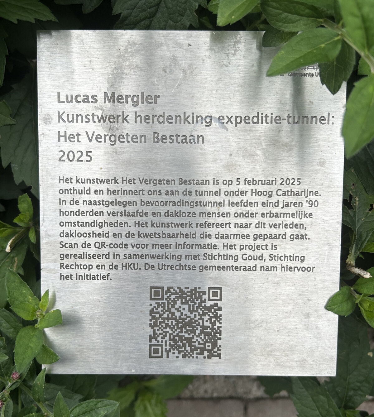 In het perkje ernaast staat een bordje over het beeld (foto: JT)