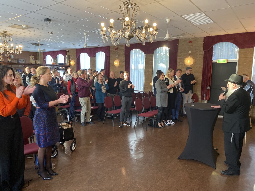 Rabbijn Heintz zong aan het eind drie liederen. Links vooraan: Soumaya Sahla en Carola Schouten. Rechts vooraan (vlnr): Judith Tielen, Queeny Rajkowski en Sander van Waveren. Foto: JT