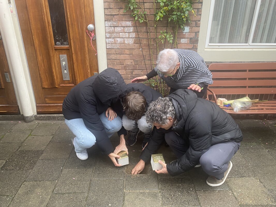 De twee steentjes werden geplaatst door Ada en haar aanwezige nazaten. Foto: JT