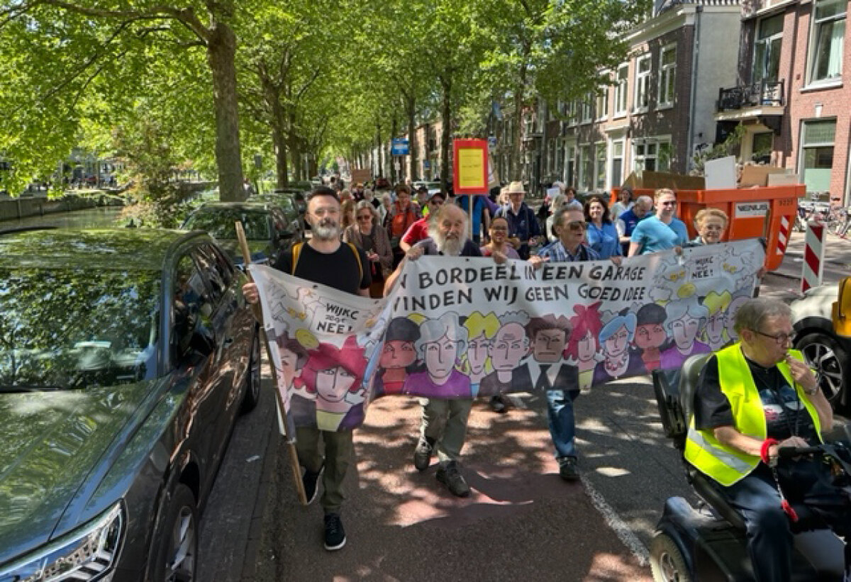 De demonstratie vandaag tegen een bordeel in parkeergarage Paardenveld. Foto: Dik Binnendijk