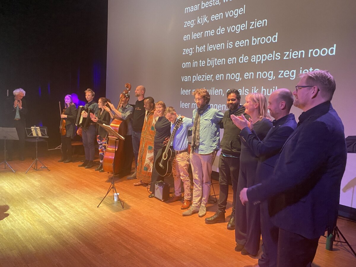 Zangers, muzikanten en hoofdpersonen nemen applaus in ontvangst. Foto: JT